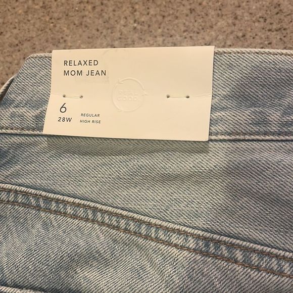 American Eagle Relaxed Mom Jeans - Light Wash - Distressed - 6/28W - Picture 7 of 7